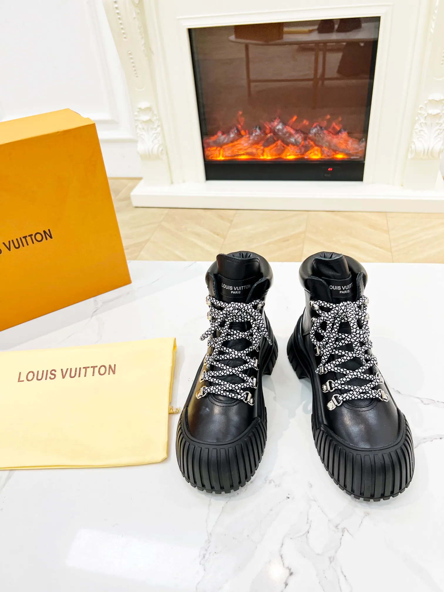 👟👟Ex-factory price 600👟👟Louis Vuitton Louis Vuitton 2022 catwalk new model, high-end customization 1:1 replica, major star Internet celebrity catwalk style, a century-old classic, comfortable on the foot, with Louis Vuitton logo embossed leather label and wear-resistant leather outsole.  Fabric: 3 colors LV presbyopic leather, black cowhide, white cowhide, lining: sheepskin, code number 35 to 40 (41 can be customized, non-returnable)